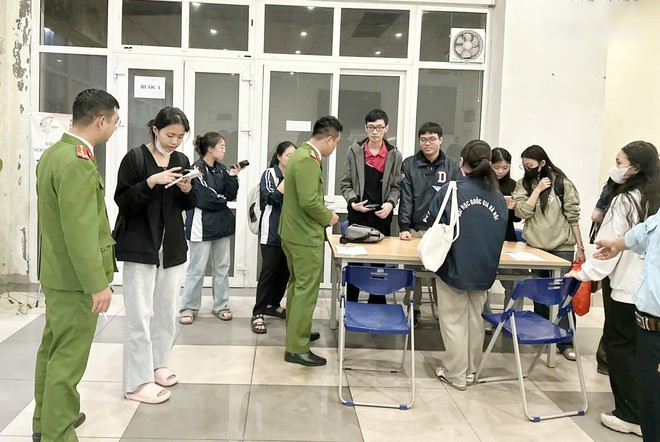 Các tổ công tác hướng dẫn cài đặt iHanoi của phường Mỹ Đình 2 với thành phần nòng cốt là lực lượng công an hướng dẫn sinh viên các trường Đại học trên địa bàn cài đặt iHanoi Các tổ công tác hướng dẫn cài đặt iHanoi của phường Mỹ Đình 2 với thành phần nòng cốt là lực lượng công an hướng dẫn sinh viên các trường Đại học trên địa bàn cài đặt iHanoi