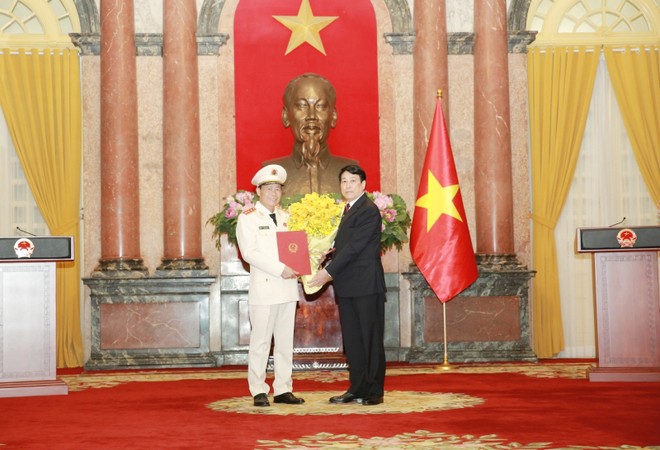 Chủ tịch nước Lương Cường trao quyết định thăng cấp bậc hàm từ Trung tướng lên Thượng tướng cho Thứ trưởng Lê Quốc Hùng