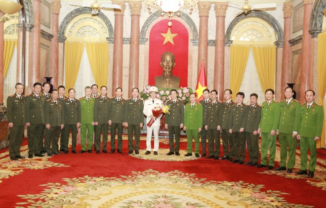 Các đồng chí trong Đảng ủy Công an Trung ương tặng hoa chúc mừng Thứ trưởng Lê Quốc Hùng