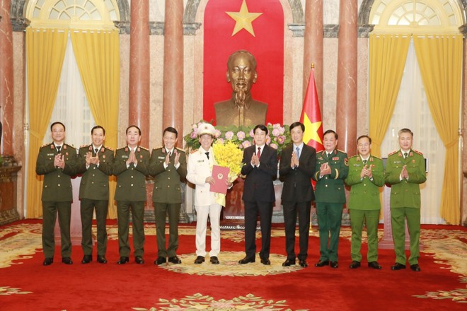 Chủ tịch nước Lương Cường và các đồng chí lãnh đạo Đảng, Bộ Công an, Bộ Quốc phòng chúc mừng Thượng tướng Lê Quốc Hùng