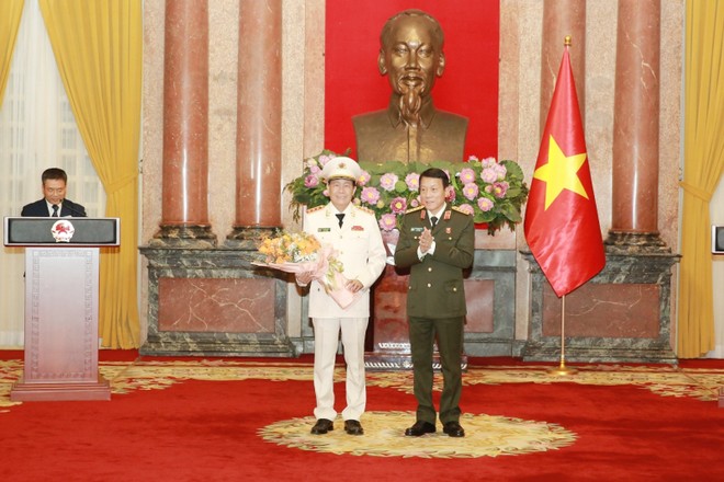 Đại tướng Lương Tam Quang, Ủy viên Bộ Chính trị, Bí thư Đảng ủy Công an Trung ương, Bộ trưởng Bộ Công an tặng hoa chúc mừng Thượng tướng Lê Quốc Hùng