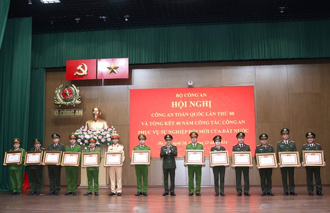 Đại tướng Lương Tam Quang trao danh hiệu "Chiến sĩ thi đua toàn quốc" cho 13 cá nhân Đại tướng Lương Tam Quang trao danh hiệu "Chiến sĩ thi đua toàn quốc" cho 13 cá nhân