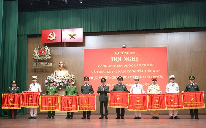 Đại tướng Lương Tam Quang trao Cờ thi đua xuất sắc của Thủ tướng Chính phủ cho Công an các đơn vị Đại tướng Lương Tam Quang trao Cờ thi đua xuất sắc của Thủ tướng Chính phủ cho Công an các đơn vị