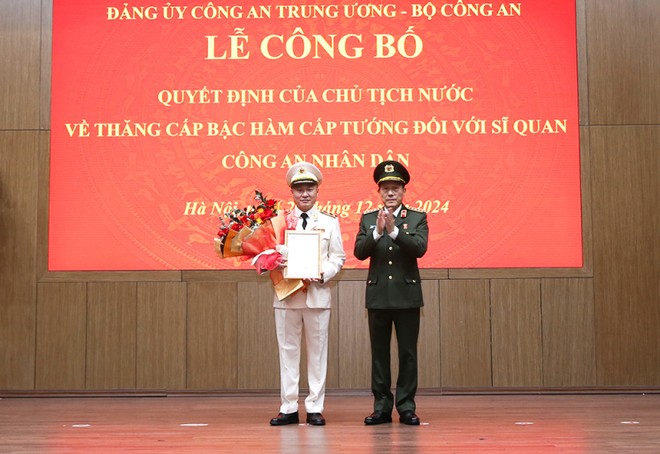 Đại tướng Lương Tam Quang, Ủy viên Bộ Chính trị, Bí thư Đảng ủy Công an Trung ương, Bộ trưởng Bộ Công an trao Quyết định của Chủ tịch nước thăng cấp bậc hàm từ Thiếu tướng lên Trung tướng đối với đồng chí Nguyễn Ngọc Lâm, Thứ trưởng Bộ Công an Đại tướng Lương Tam Quang, Ủy viên Bộ Chính trị, Bí thư Đảng ủy Công an Trung ương, Bộ trưởng Bộ Công an trao Quyết định của Chủ tịch nước thăng cấp bậc hàm từ Thiếu tướng lên Trung tướng đối với đồng chí Nguyễn Ngọc Lâm, Thứ trưởng Bộ Công an