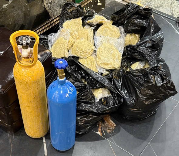 Cơ quan công an thu giữ 2 bình khí N20 và 49kg vỏ bóng bay Cơ quan công an thu giữ 2 bình khí N20 và 49kg vỏ bóng bay