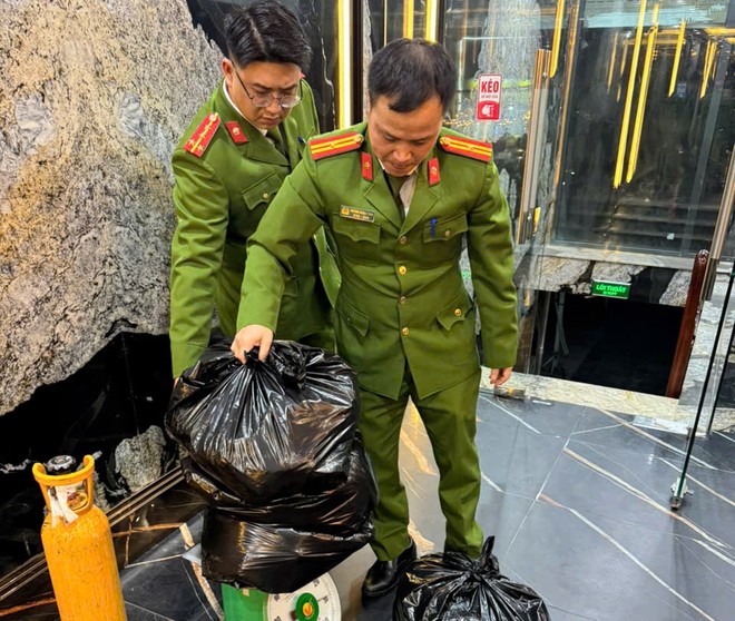 Tổ công tác kiểm đếm tang vật tại cơ sở karaoke Lets Sing Tổ công tác kiểm đếm tang vật tại cơ sở karaoke Lets Sing