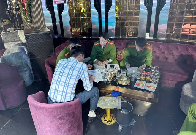 Lập biên bản xử phạt cơ sở kinh doanh trên đường Thái Hà, phường Trung Liệt, quận Đống Đa Lập biên bản xử phạt cơ sở kinh doanh trên đường Thái Hà, phường Trung Liệt, quận Đống Đa