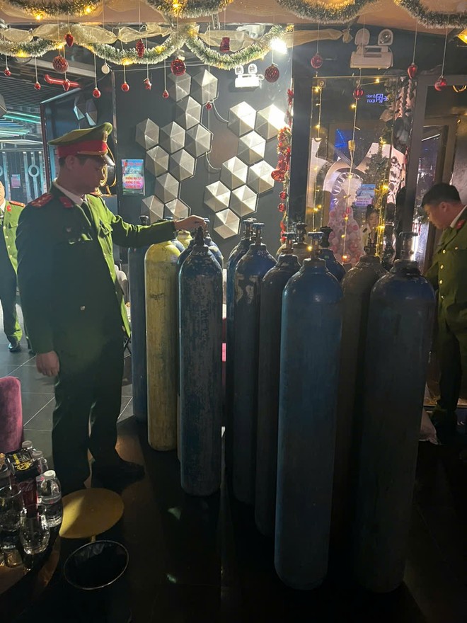 Tổ công tác kiểm đếm bình khí cười tại cơ sở kinh doanh trên đường Thái Hà Tổ công tác kiểm đếm bình khí cười tại cơ sở kinh doanh trên đường Thái Hà