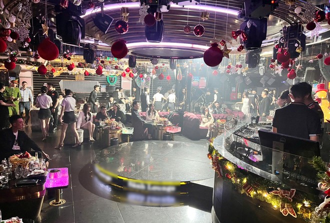 Tổ công tác Phòng Cảnh sát QLHC về TTXH CATP Hà Nội kiểm tra cơ sở kinh doanh trên đường Thái Hà Tổ công tác Phòng Cảnh sát QLHC về TTXH CATP Hà Nội kiểm tra cơ sở kinh doanh trên đường Thái Hà