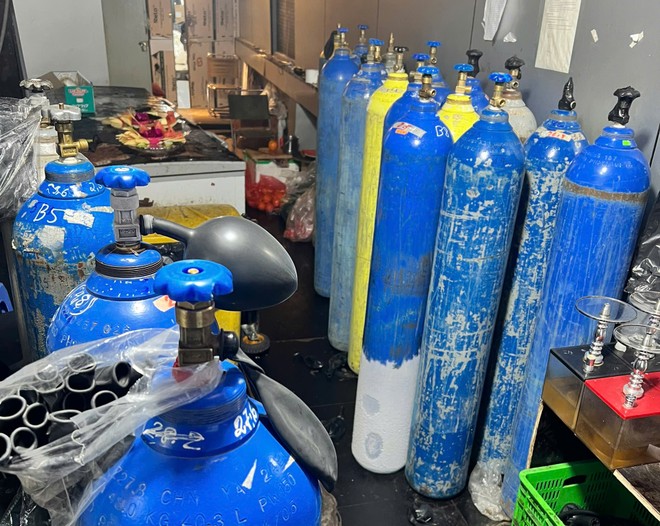 Hàng chục bình khí N20 "ẩn nấp" bên trong cơ sở kinh doanh trên đường Thái Hà Hàng chục bình khí N20 "ẩn nấp" bên trong cơ sở kinh doanh trên đường Thái Hà