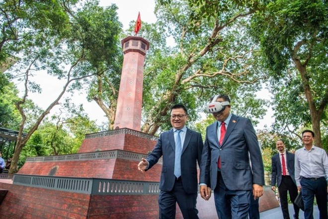 Đồng chí Lê Quốc Minh, Uỷ viên Trung ương Đảng, Tổng Biên tập Báo Nhân dân, Phó Trưởng Ban Tuyên giáo Trung ương, Chủ tịch Hội Nhà báo Việt Nam hướng dẫn các đại biểu tham quan triển lãm