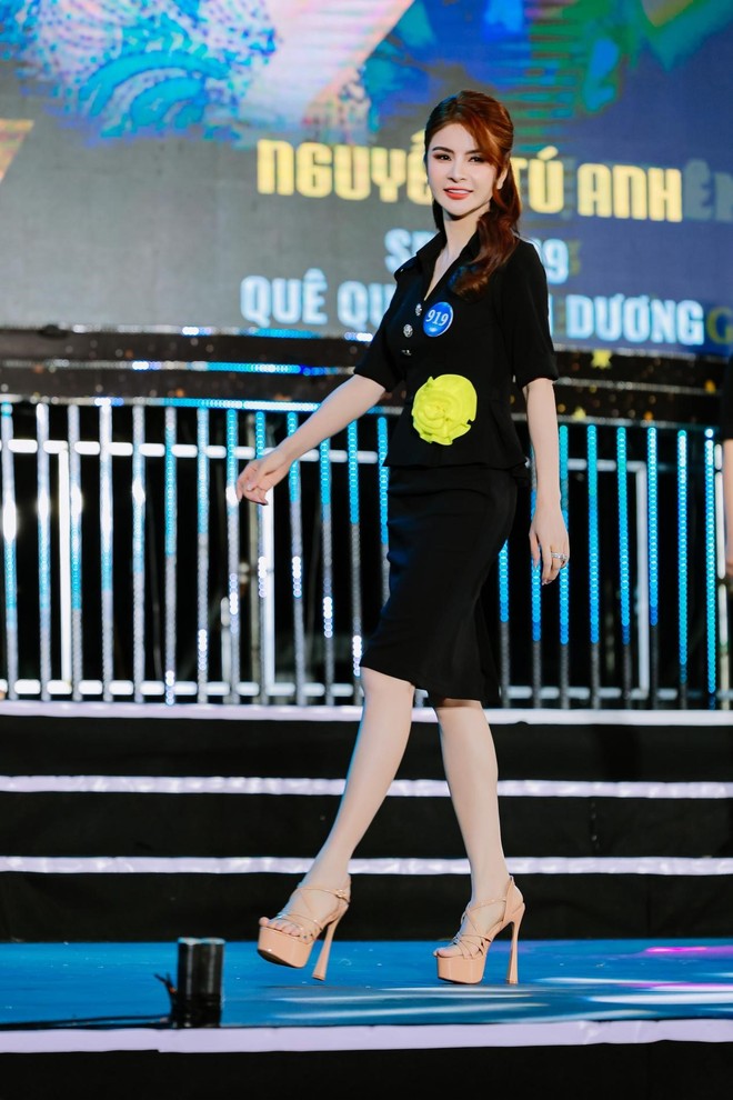 Mỹ nhân từ Hải Dương Nguyễn Tú Anh hiện đại và thanh lịch trong phần thi trang phục công sở của NTK Thân Hoàng Bích Thủy