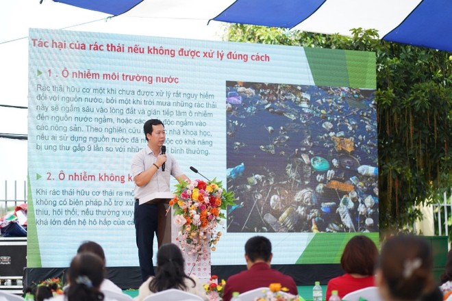 Báo cáo viên Lê Thanh Bình đến từ Công ty Lead Việt Nam chia sẻ thông tin về quản lý rác thải và phân loại rác