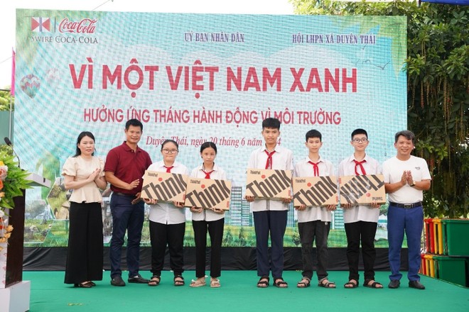 Lãnh đạo huyện Thường Tín, lãnh đạo xã Duyên Thái và lãnh đạo Công ty Coca-Cola Việt Nam trao tặng máy tính cho học sinh có hoàn cảnh khó khăn vượt khó