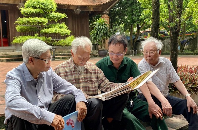 Ông Vương Khắc Côn (bìa trái) cùng những người bạn học ôn lại những kỷ niệm với Tổng Bí thư Nguyễn Phú Trọng Ông Vương Khắc Côn (bìa trái) cùng những người bạn học ôn lại những kỷ niệm với Tổng Bí thư Nguyễn Phú Trọng