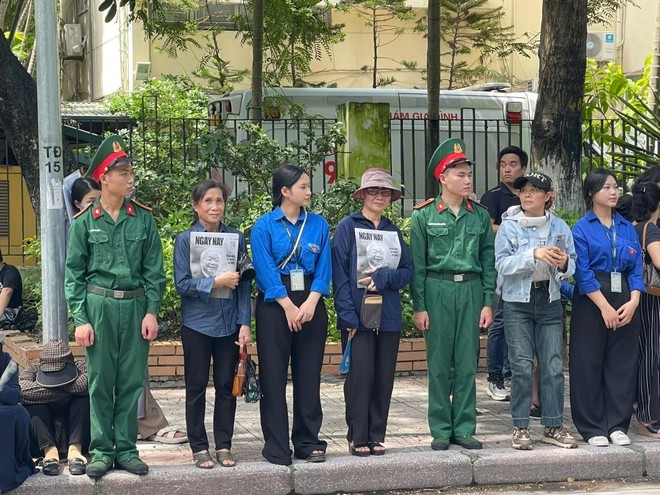 Lực lượng quân đội, thanh niên tình nguyện làm nhiệm vụ hai bên đường