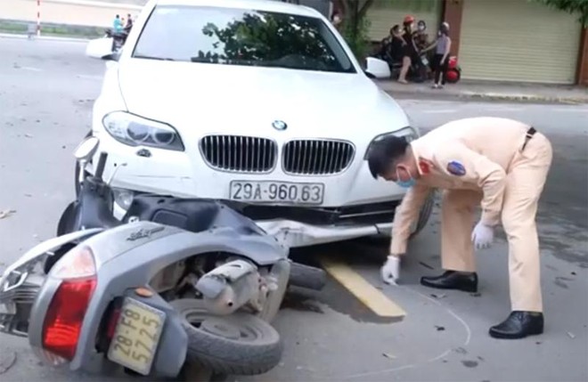 Lực lượng CSGT làm công tác khám nghiệm hiện trường vụ tai nạn Lực lượng CSGT làm công tác khám nghiệm hiện trường vụ tai nạn