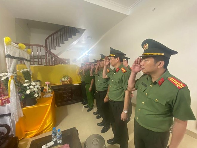 Cụm thi đua số 10 - CATP thăm hỏi, động viên người thân của các liệt sỹ Cụm thi đua số 10 - CATP thăm hỏi, động viên người thân của các liệt sỹ