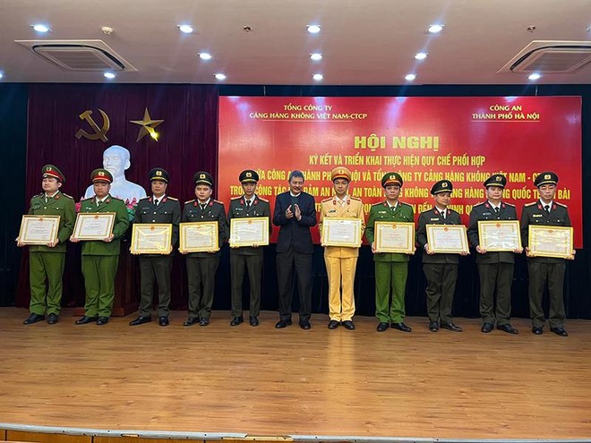 Ông Lại Xuân Thanh, Chủ tịch HĐQT Tổng công ty Hàng không Việt Nam trao khen tưởng cho tập thể, cá nhân có thành tích đảm bảo ANTT tại Sân bay Quốc tế Nội Bài