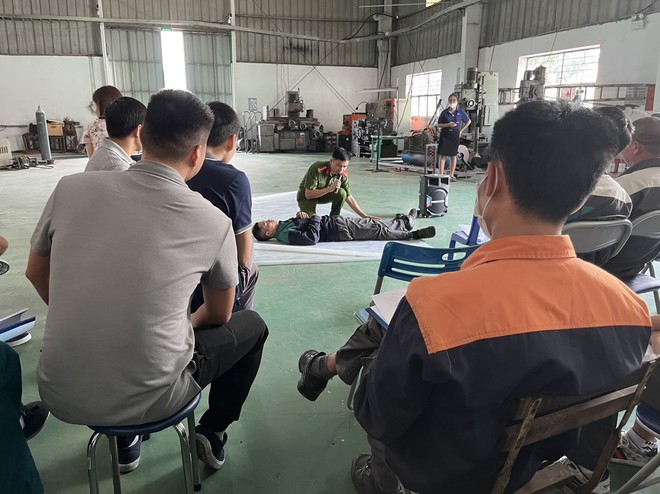 Cảnh sát PCCC và CNCH hướng dẫn cán bộ, công nhân viên biện pháp cứu nạn Cảnh sát PCCC và CNCH hướng dẫn cán bộ, công nhân viên biện pháp cứu nạn