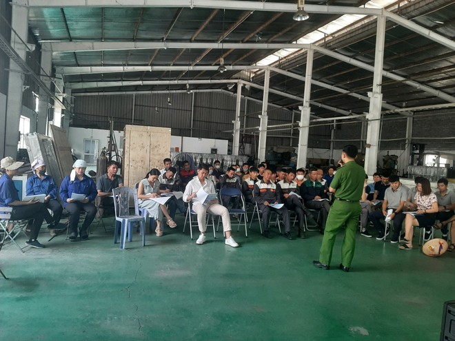 Cán bộ tuyên truyền an toàn PCCC và CNCH đến cán bộ, công nhân viên khu công nghiệp Cán bộ tuyên truyền an toàn PCCC và CNCH đến cán bộ, công nhân viên khu công nghiệp