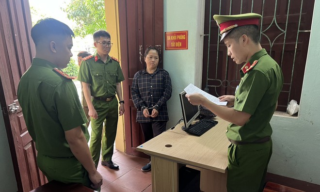 Die Polizei des Bezirks Lang Giang verlas den Haftbefehl zur vorübergehenden Inhaftierung von Duong Thi So