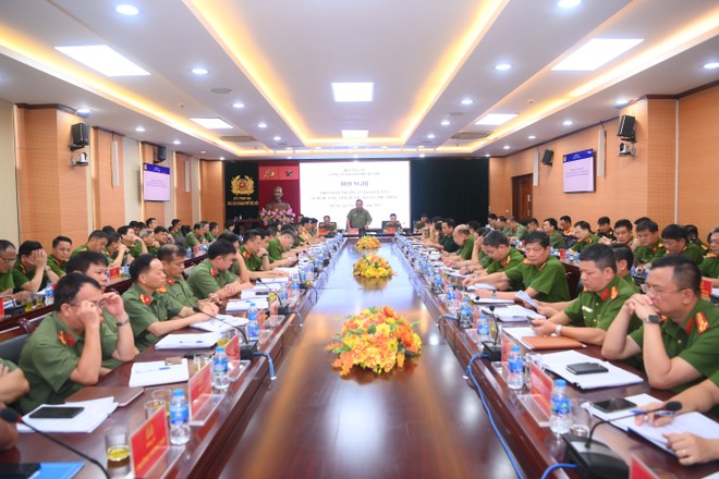 Trung tướng Nguyễn Hải Trung, Ủy viên Ban thường vụ Thành ủy, Bí thư Đảng ủy, Giám đốc Công an TP Hà Nội yêu cầu các đơn vị triển khai nghiêm túc chế độ trực ban, trực chiến theo đúng quy định Trung tướng Nguyễn Hải Trung, Ủy viên Ban thường vụ Thành ủy, Bí thư Đảng ủy, Giám đốc Công an TP Hà Nội yêu cầu các đơn vị triển khai nghiêm túc chế độ trực ban, trực chiến theo đúng quy định