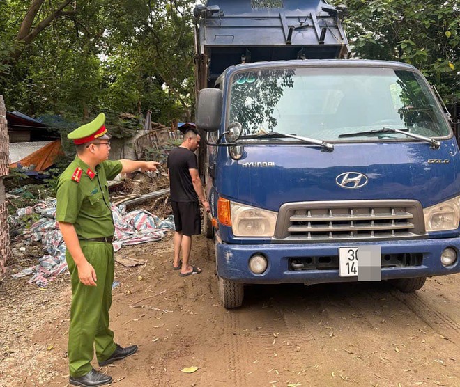 Công an quận Tây Hồ tuần tra, bắt quả tang lái xe đổ trộm phế thải ra môi trường