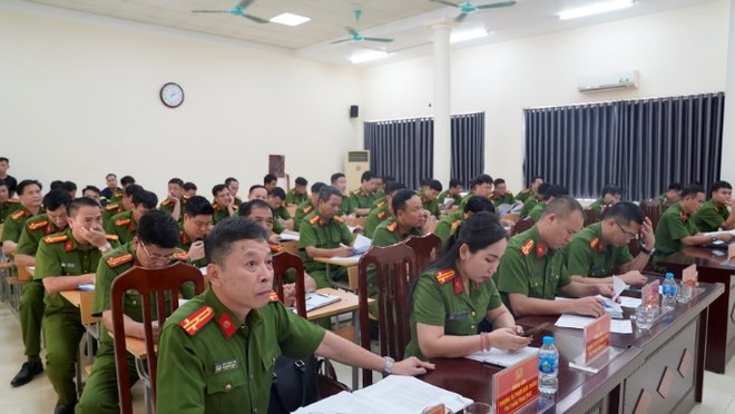 Các đại biểu và học viên tham gia lớp huấn luyện