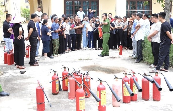 Đội Cảnh sát PCCC và CNCH - CAH Thường Tín tuyên truyền an toàn PCCC cho người dân làng nghề