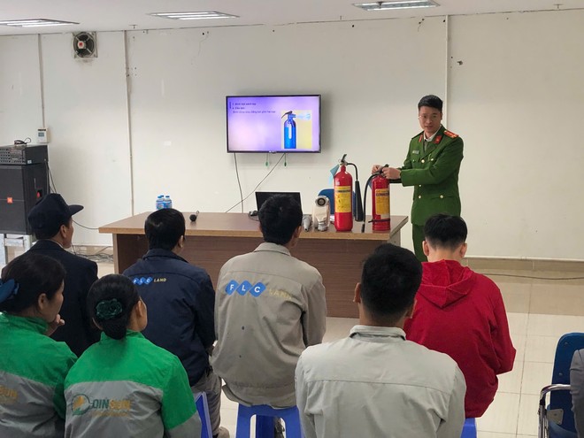 Cảnh sát PCCC và CNCH hướng dẫn kỹ năng xử lý tình huống cho cán bộ, nhân viên làm việc tại nhà cao tầng trên địa bàn quận Nam Từ Liêm