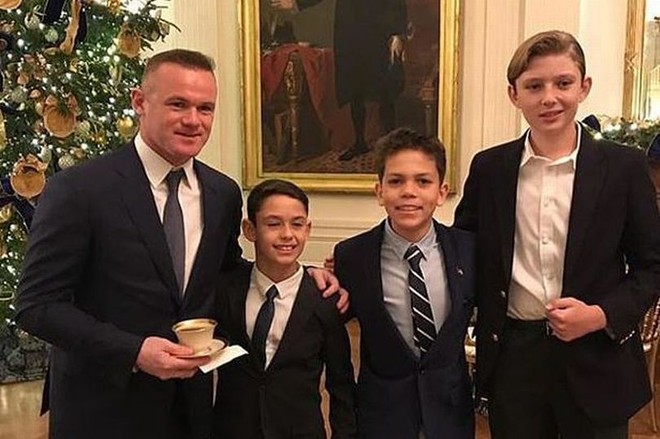 Niềm đam mê bóng đá của Barron (bìa phải) giúp Rooney có cơ duyên đánh golf cùng cựu Tổng thống Mỹ