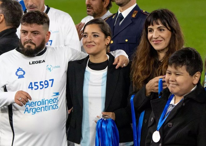 Con gái Maradona thông qua nhà tâm linh gặp được "Cậu bé vàng" ở thế giới bên kia