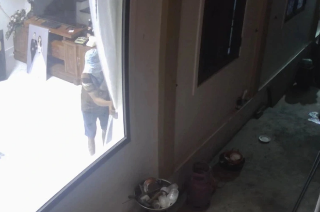 Hiện trường kẻ gian đột nhập phòng ngủ của vợ chồng anh A. để lấy trộm đồ Hiện trường kẻ gian đột nhập phòng ngủ của vợ chồng anh A. để lấy trộm đồ