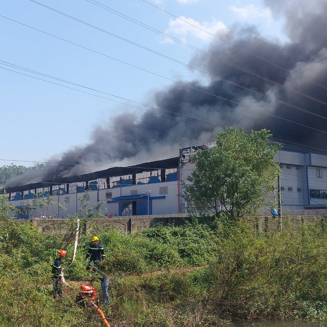 Khói đen bốc lên cuồn cuộn Khói đen bốc lên cuồn cuộn