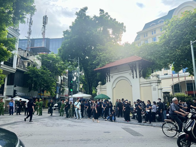 Người dân xếp hàng dài từ sáng sớm tại các lối vào Nhà tang lễ Quốc gia để được vào viếng Tổng Bí thư Nguyễn Phú Trọng Người dân xếp hàng dài từ sáng sớm tại các lối vào Nhà tang lễ Quốc gia để được vào viếng Tổng Bí thư Nguyễn Phú Trọng