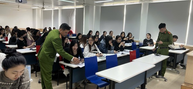 Công an quận Hoàng Mai hướng dẫn học sinh trên địa bàn cài đặt iHanoi Công an quận Hoàng Mai hướng dẫn học sinh trên địa bàn cài đặt iHanoi