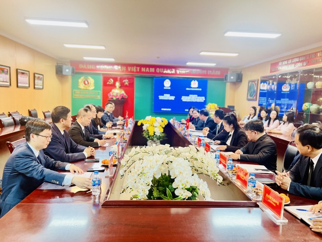 Đoàn đại biểu CATP Bắc Kinh thăm Phòng Quản lý xuất nhập cảnh CATP Hà Nội Đoàn đại biểu CATP Bắc Kinh thăm Phòng Quản lý xuất nhập cảnh CATP Hà Nội