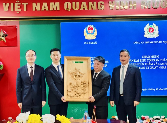 Phòng Quản lý xuất nhập cảnh tặng quà lưu niệm cho Đoàn đại biểu CATP Bắc Kinh Phòng Quản lý xuất nhập cảnh tặng quà lưu niệm cho Đoàn đại biểu CATP Bắc Kinh