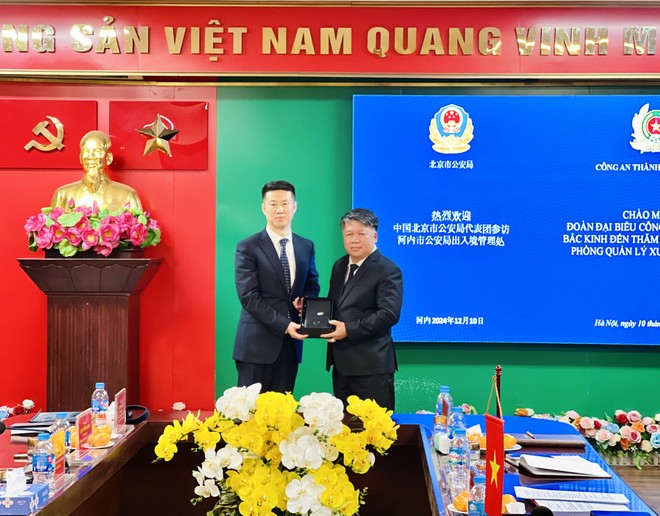 Đây là dịp để hai bên trao đổi những kinh nghiệm quý báu trong công tác xuất nhập cảnh nói riêng Đây là dịp để hai bên trao đổi những kinh nghiệm quý báu trong công tác xuất nhập cảnh nói riêng