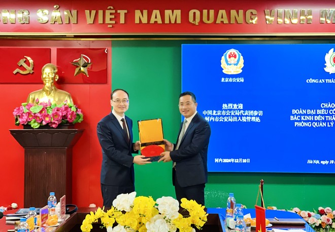 Đồng chí Lý Phong, Phó Giám đốc CATP Bắc Kinh tặng quà lưu niệm Đại tá Nguyễn Thành Long, Phó Giám đốc CATP Hà Nội Đồng chí Lý Phong, Phó Giám đốc CATP Bắc Kinh tặng quà lưu niệm Đại tá Nguyễn Thành Long, Phó Giám đốc CATP Hà Nội