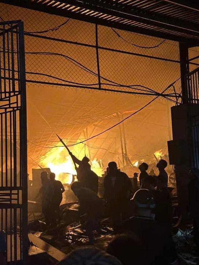 Lực lượng cứu hoả đang nỗ lực dập tắt đám cháy