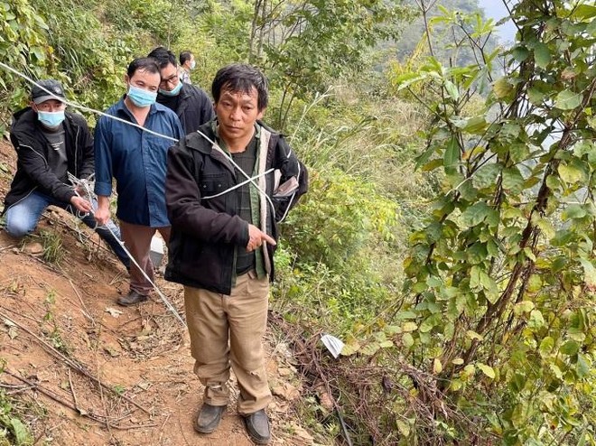 Giàng A Vử chỉ nơi đẩy thi thể nạn nhân xuống vực