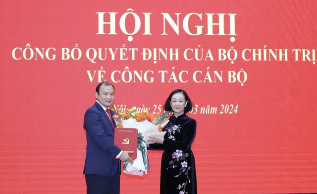 Đồng chí Trương Thị Mai, Ủy viên Bộ Chính trị, Thường trực Ban Bí thư, Trưởng Ban Tổ chức Trung ương trao Quyết định của Bộ Chính trị cho đồng chí Lê Hải Bình. (Ảnh: Phương Hoa/TTXVN)