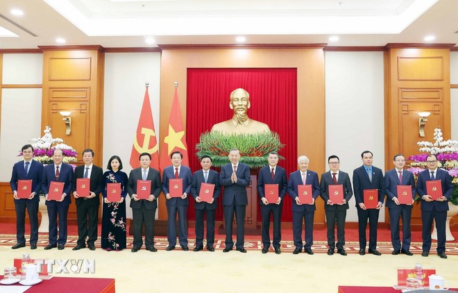 Tổng Bí thư Tô Lâm trao Quyết định của Bộ Chính trị cho đại diện lãnh đạo 13 cơ quan, đơn vị. (Ảnh: Thống Nhất/TTXVN) Tổng Bí thư Tô Lâm trao Quyết định của Bộ Chính trị cho đại diện lãnh đạo 13 cơ quan, đơn vị. (Ảnh: Thống Nhất/TTXVN)