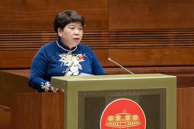 Chủ nhiệm Ủy ban Xã hội của Quốc hội Nguyễn Thúy Anh Trình bày báo cáo