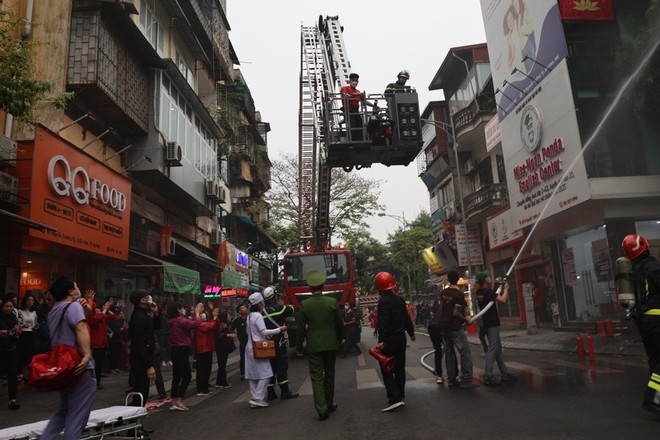 Lực lượng công an thực hiện diễn tập PCCC