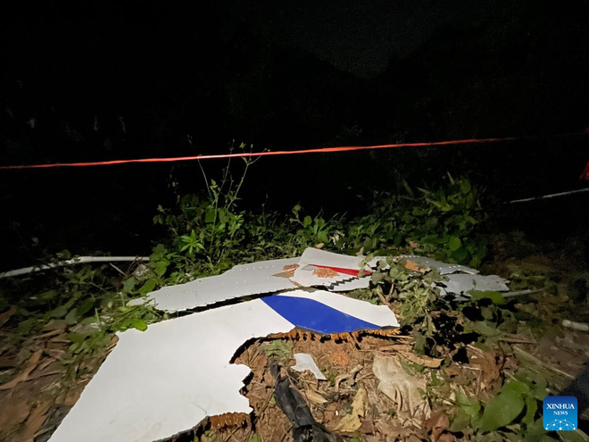 Mảnh vỡ máy bay tại hiện trường