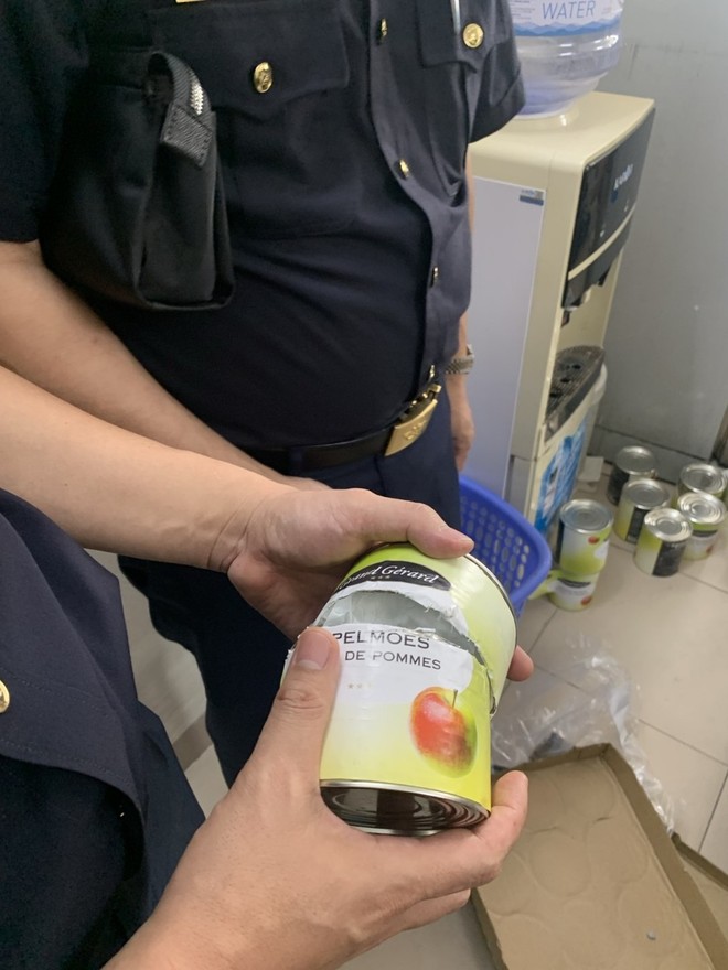 Các đối tượng cắt đôi lon nước táo để cất giấu ma túy