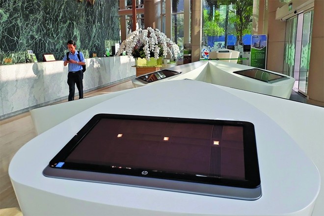 Khách hàng có thể đăng ký/cập nhật thông tin, đăng ký dịch vụ thông qua máy tính bảng tại quầy giao dịch của Vietcombank